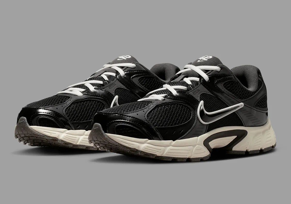 Nike RNR V5 Jackie Robinson baseball shoe in commemorative colorway, lateral view