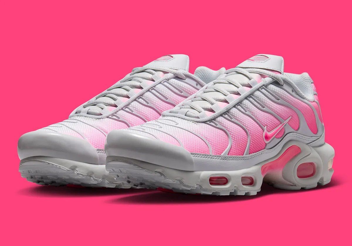 Nike Air Max Plus Hyper Pink women's sneaker with Hyper Pink upper and Pure Platinum overlays, lateral view