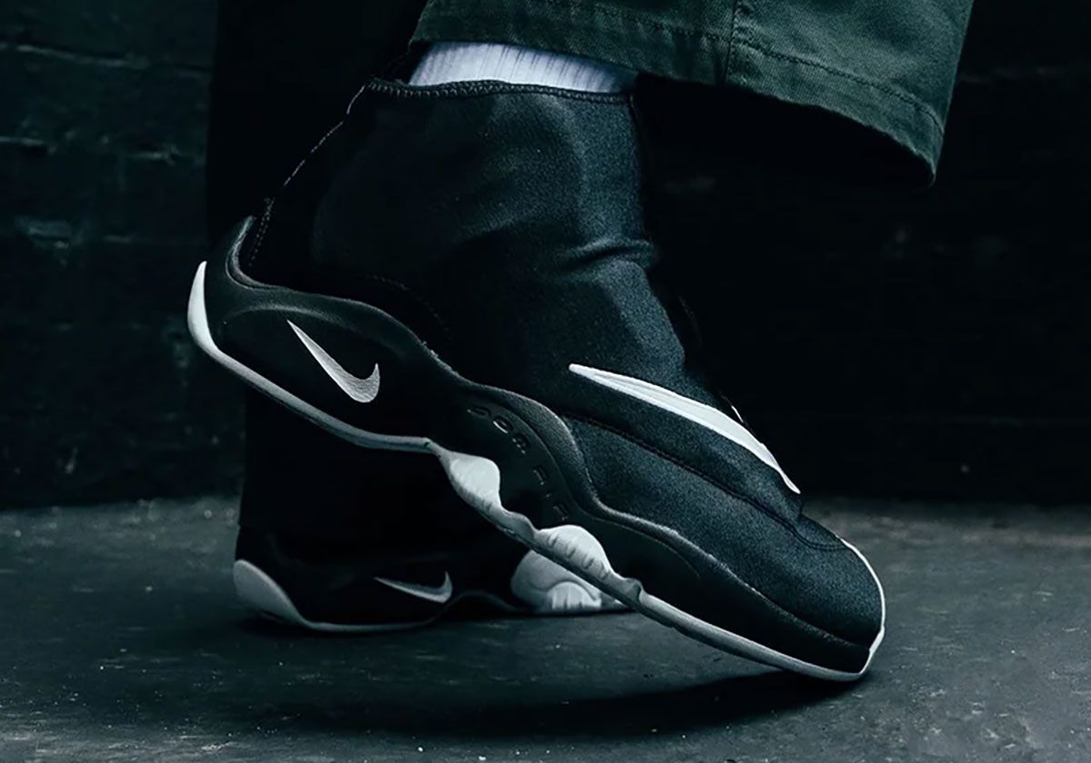 Nike Air Zoom Flight '98 'The Glove' in black and white colorway, designed by Eric Avar for Gary Payton