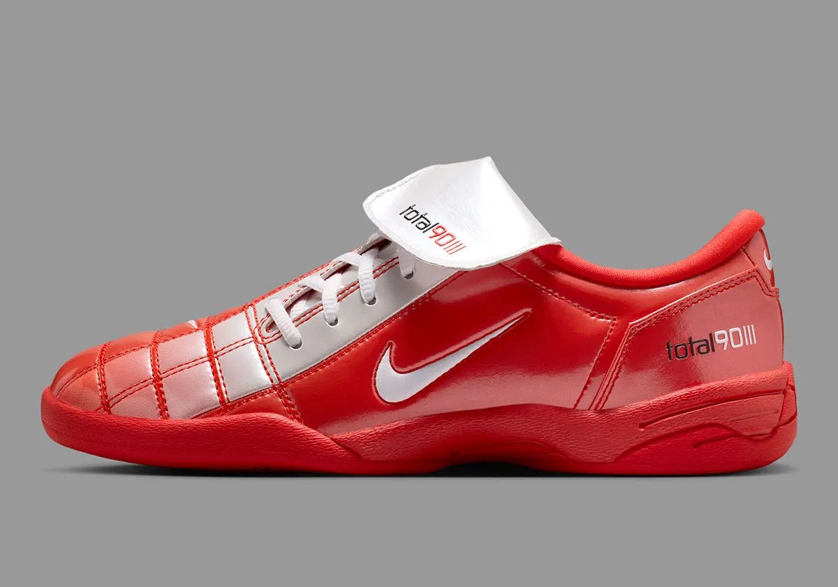Nike Total 90 III women's sneaker featuring fold-over tongue design in new colorway - detail view 1
