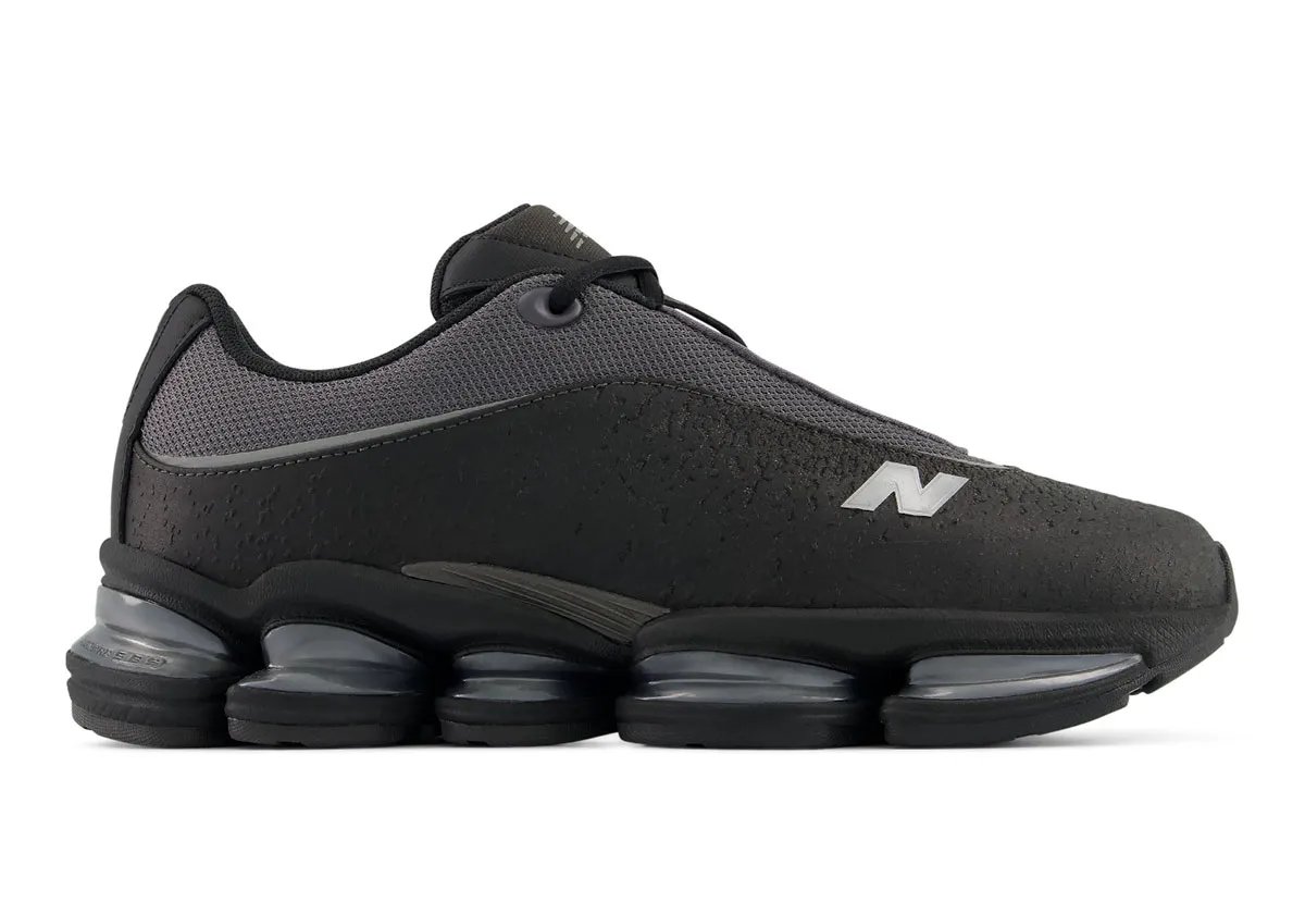 New Balance 2000 Sleek in grey colorway, featuring mesh upper and textured leather lower panel with reflective detailing - detail view 1
