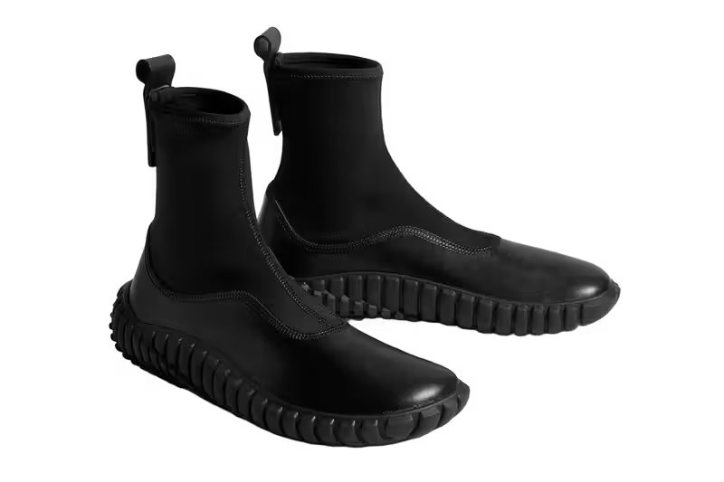 Bottega Veneta Tide sneaker in black calfskin leather, side profile view showcasing architectural silhouette - detail view 2