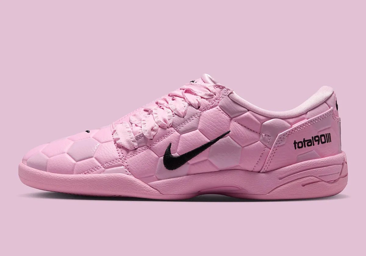 Nike Total 90 III women's shoe with hexagonal soccer ball textured leather upper and sheer laces - detail view 1