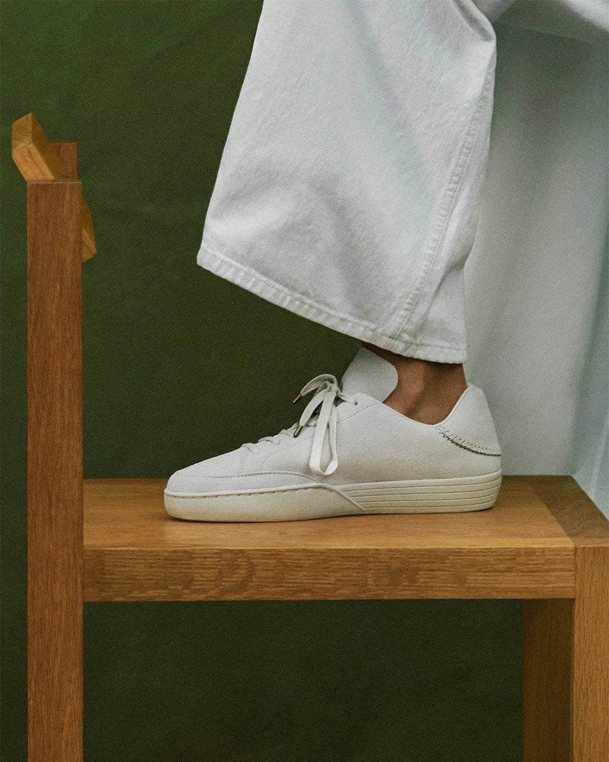 Kallmeyer x Nike Tennis Centre in light grey suede with cut-edge tongue and brass lace dubrae - detail view 1