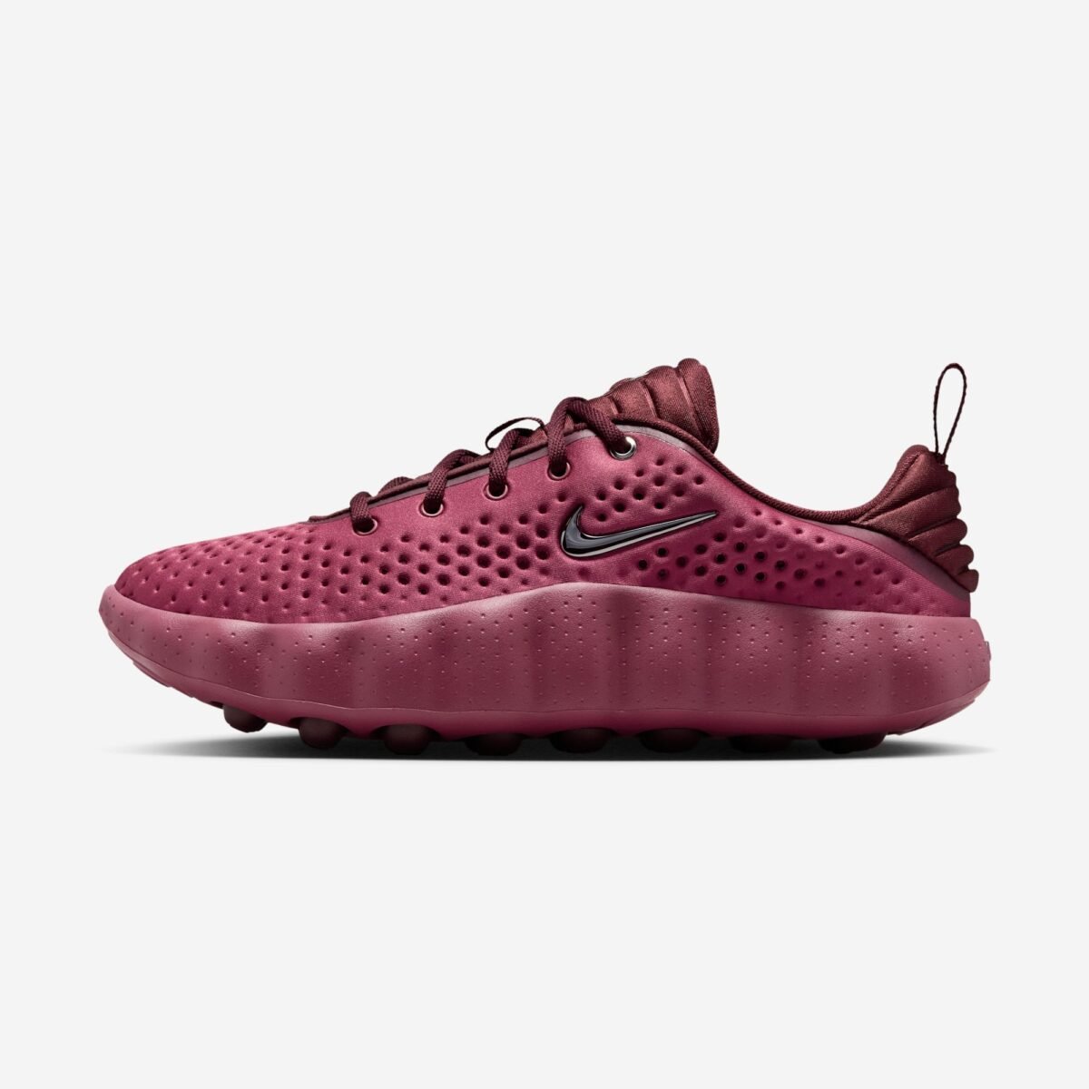 Nike Mind 002 WMNS Pink Smoke colorway featuring pink, mystic dates, and metallic silver accents - detail view 2