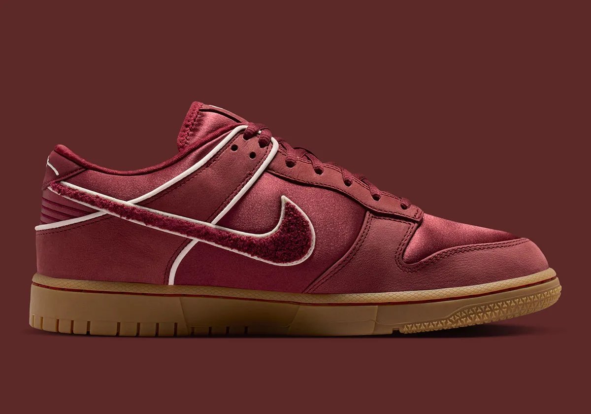 Nike Dunk Low in Lower Merion High School colorway honoring Kobe Bryant's prep career - detail view 2