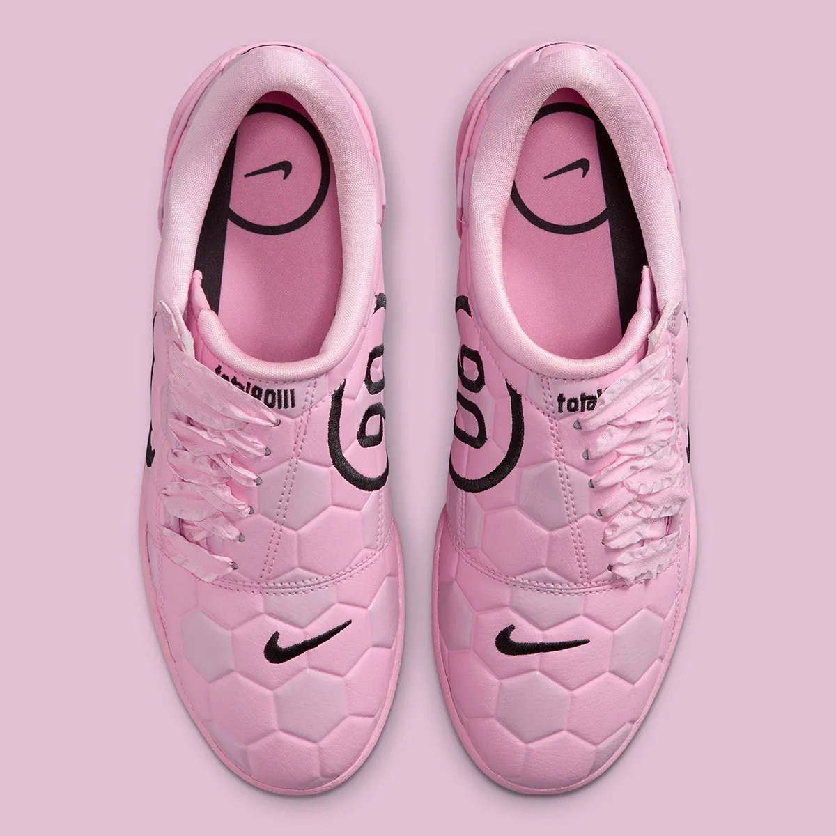 Nike Total 90 III women's shoe with hexagonal soccer ball textured leather upper and sheer laces - detail view 3