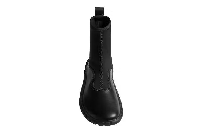Bottega Veneta Tide sneaker in black calfskin leather, side profile view showcasing architectural silhouette - detail view 3