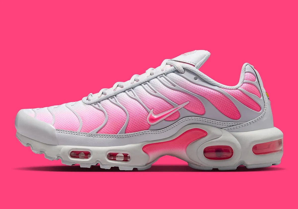 Nike Air Max Plus Hyper Pink women's sneaker with Hyper Pink upper and Pure Platinum overlays, lateral view - detail view 1