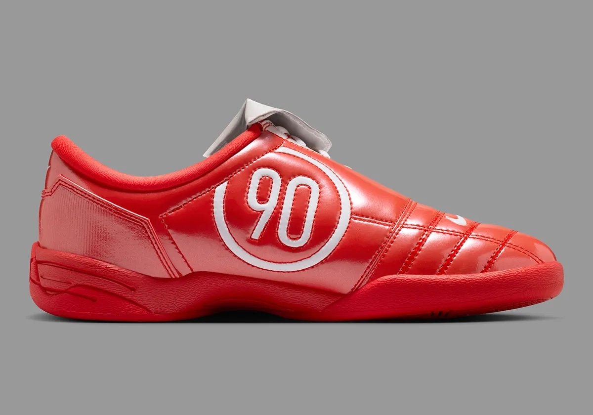 Nike Total 90 III women's sneaker featuring fold-over tongue design in new colorway - detail view 3