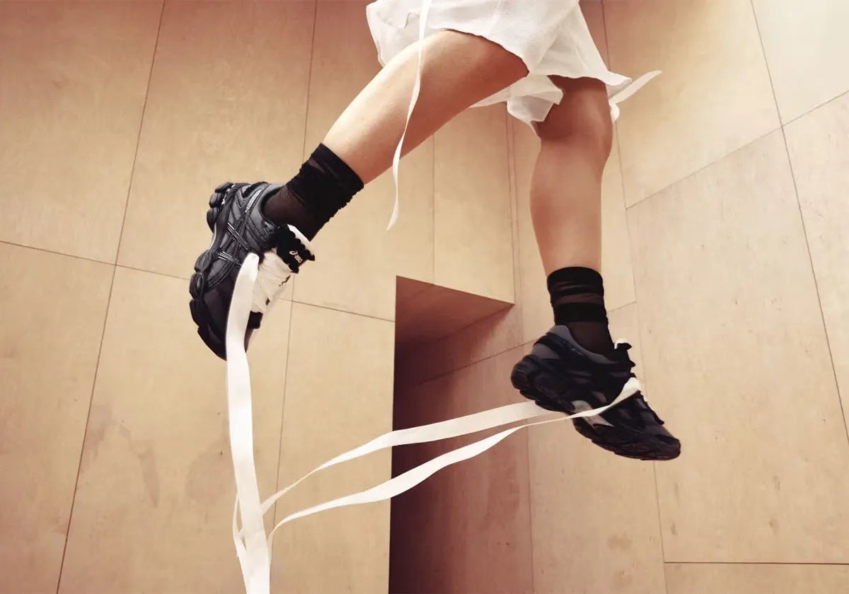 Griff x ASICS GEL-Cumulus 16 in black with white tongue and ruffled fabric detailing on forefoot and heel - detail view 2