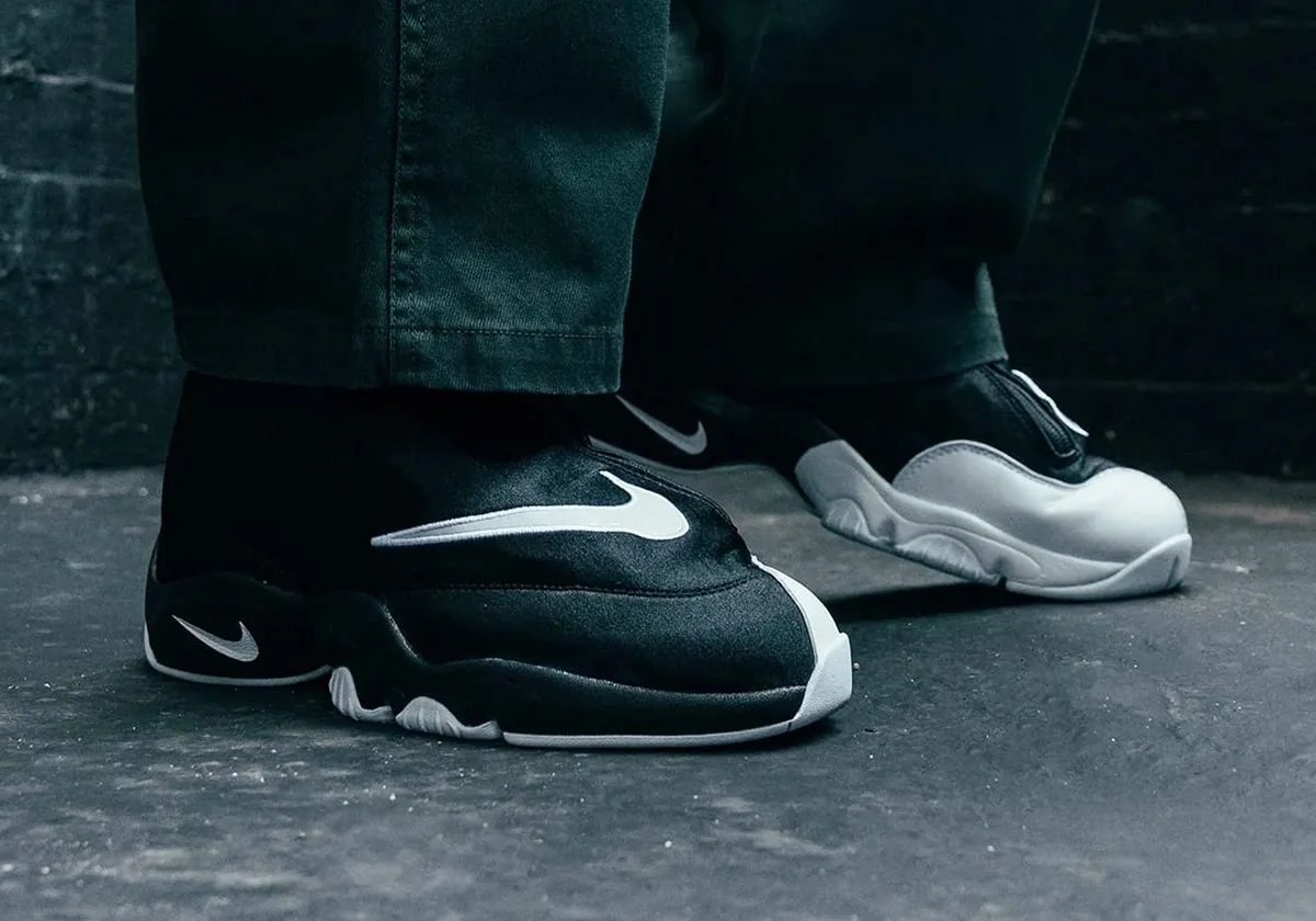 Nike Air Zoom Flight '98 'The Glove' in black and white colorway, designed by Eric Avar for Gary Payton - detail view 1