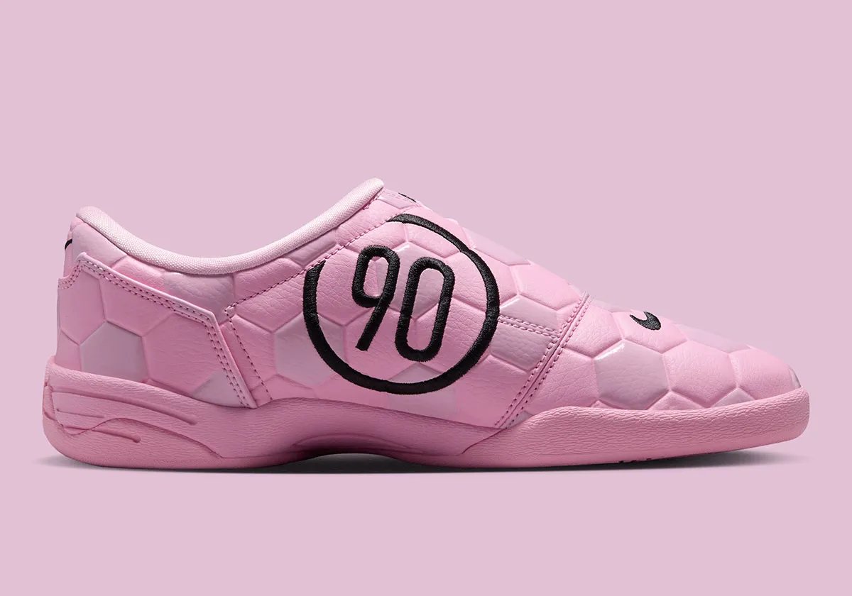 Nike Total 90 III women's shoe with hexagonal soccer ball textured leather upper and sheer laces - detail view 2