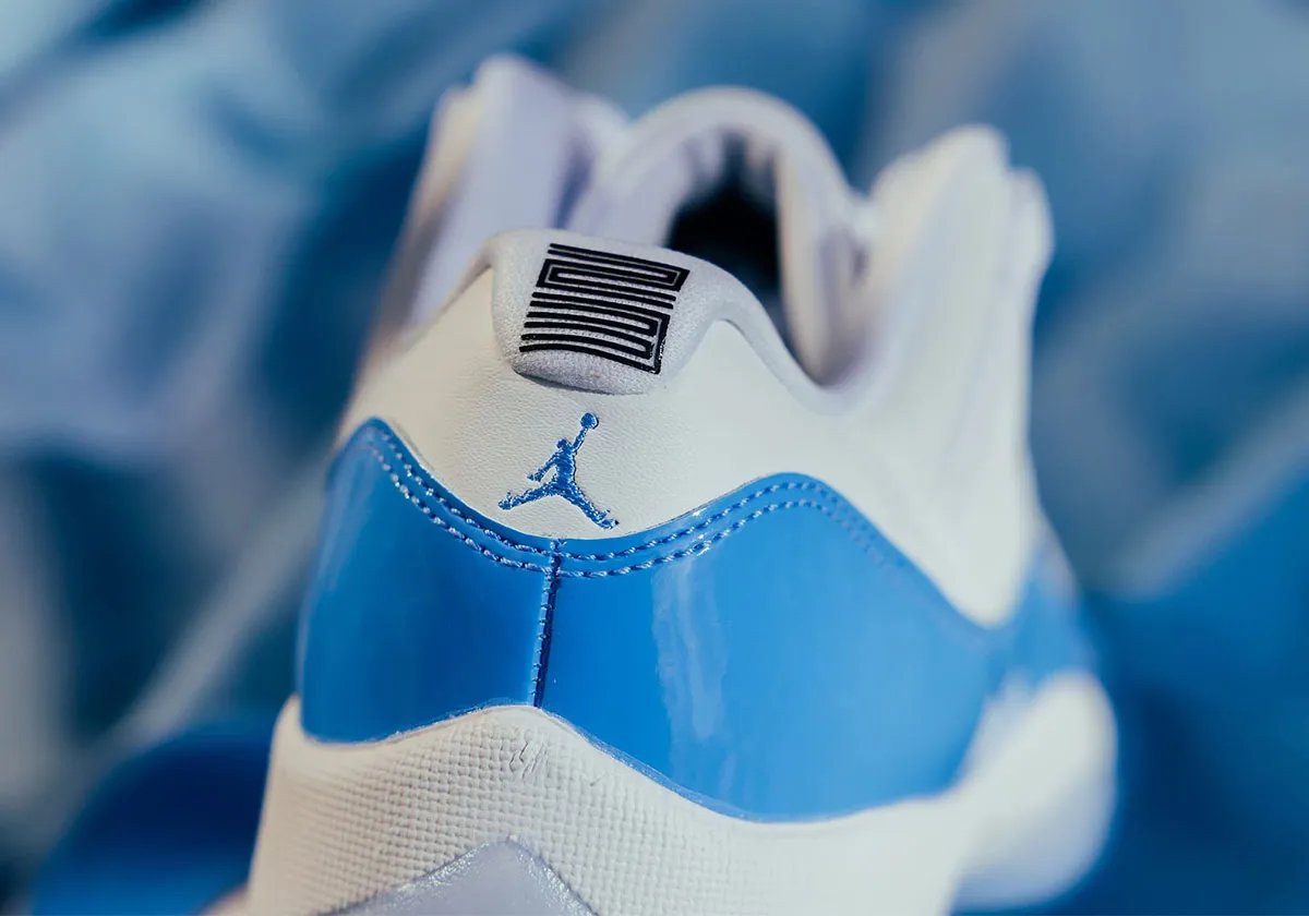 Air Jordan 11 Low UNC in white leather and University Blue patent mudguard, lateral view - detail view 2
