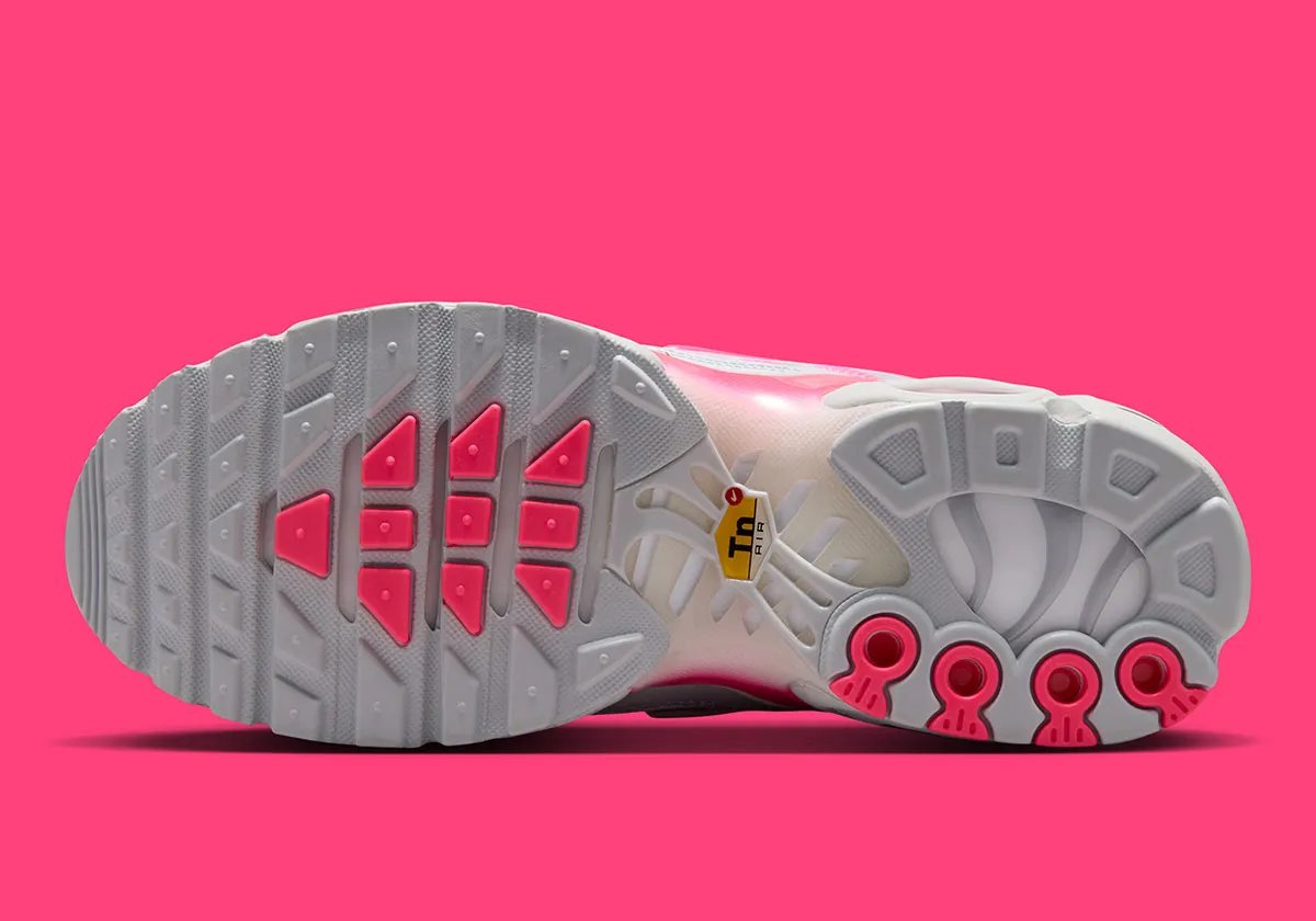 Nike Air Max Plus Hyper Pink women's sneaker with Hyper Pink upper and Pure Platinum overlays, lateral view - detail view 2