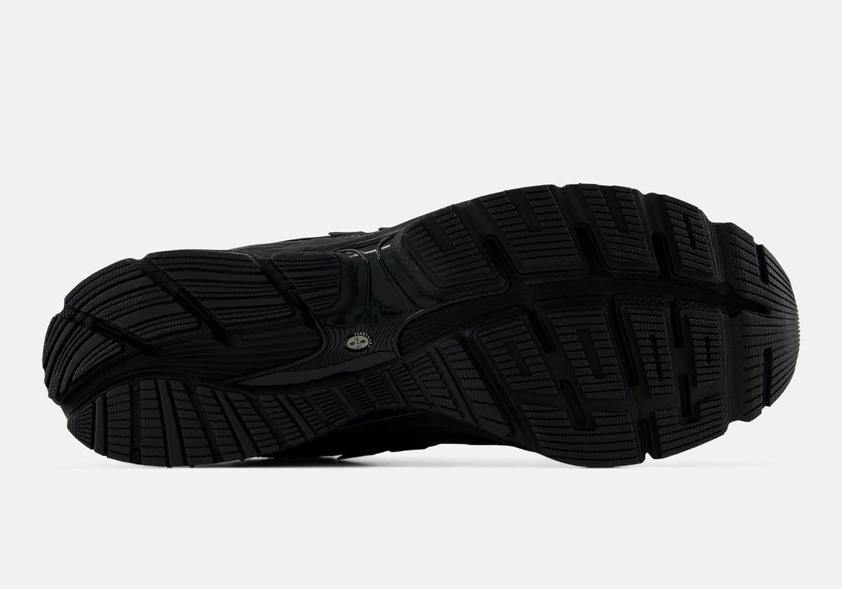 New Balance 1954R in Triple Black with glossy patent leather underlays - detail view 3