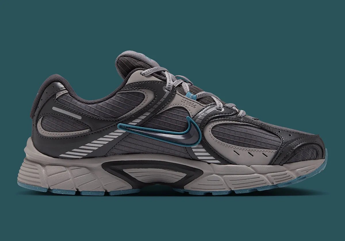 Nike V5 RNR in Pencil Point and College Grey colorway, featuring grey midsole and aquatic sole accents - detail view 2
