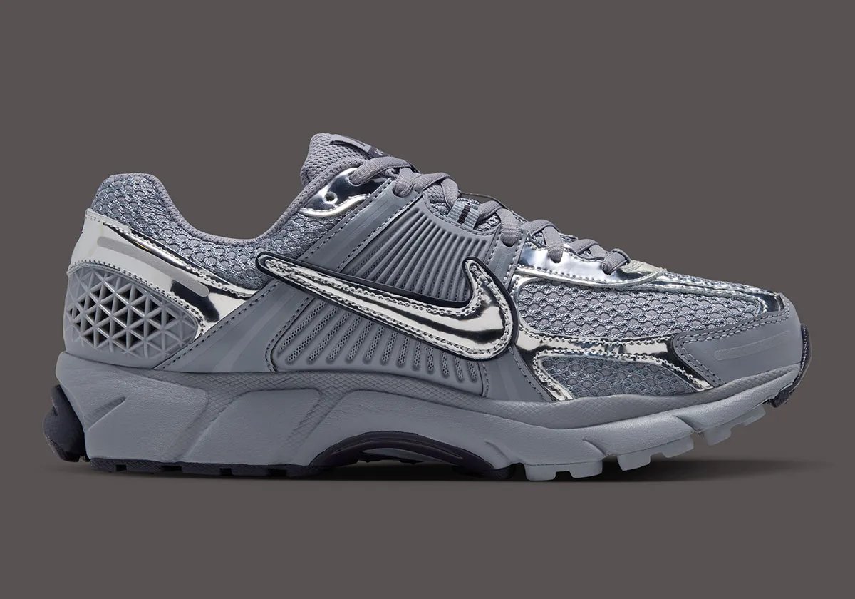 Nike Zoom Vomero 5 Gridiron in dark grey with reflective chrome overlays and black traction unit - detail view 2