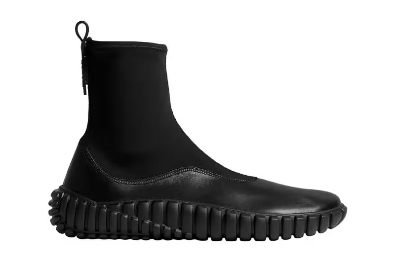 Bottega Veneta Tide sneaker in black calfskin leather, side profile view showcasing architectural silhouette - detail view 1