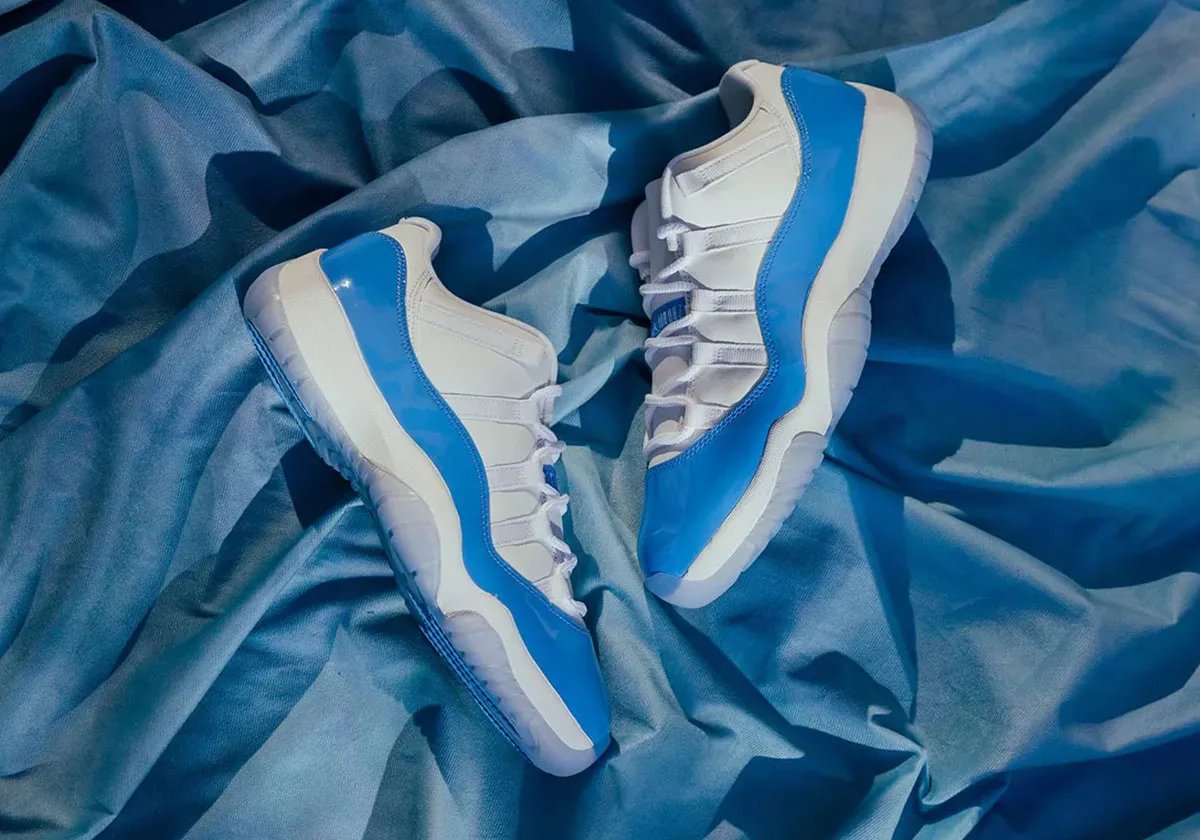 Air Jordan 11 Low UNC in white leather and University Blue patent mudguard, lateral view - detail view 1
