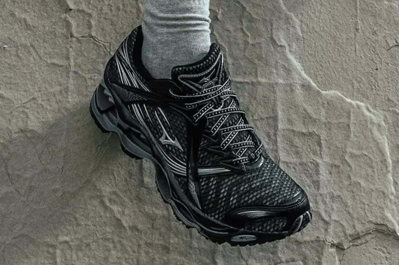 Mizuno WAVE PROPHECY 1 in all-black colorway with tonal overlays and INFINITY WAVE midsole detail