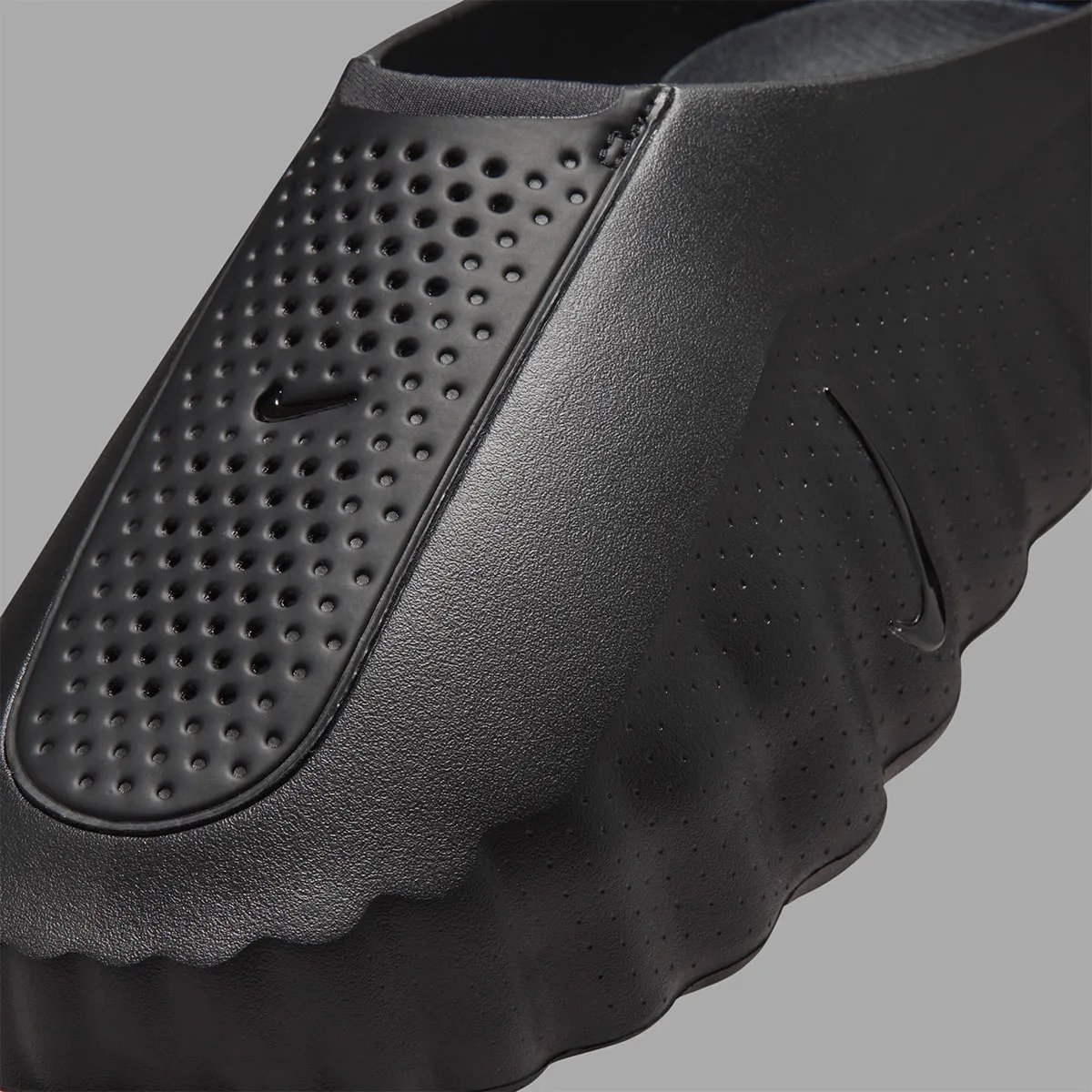 Nike Mind 001 slide in Black and Anthracite colorway, top and side view - detail view 5