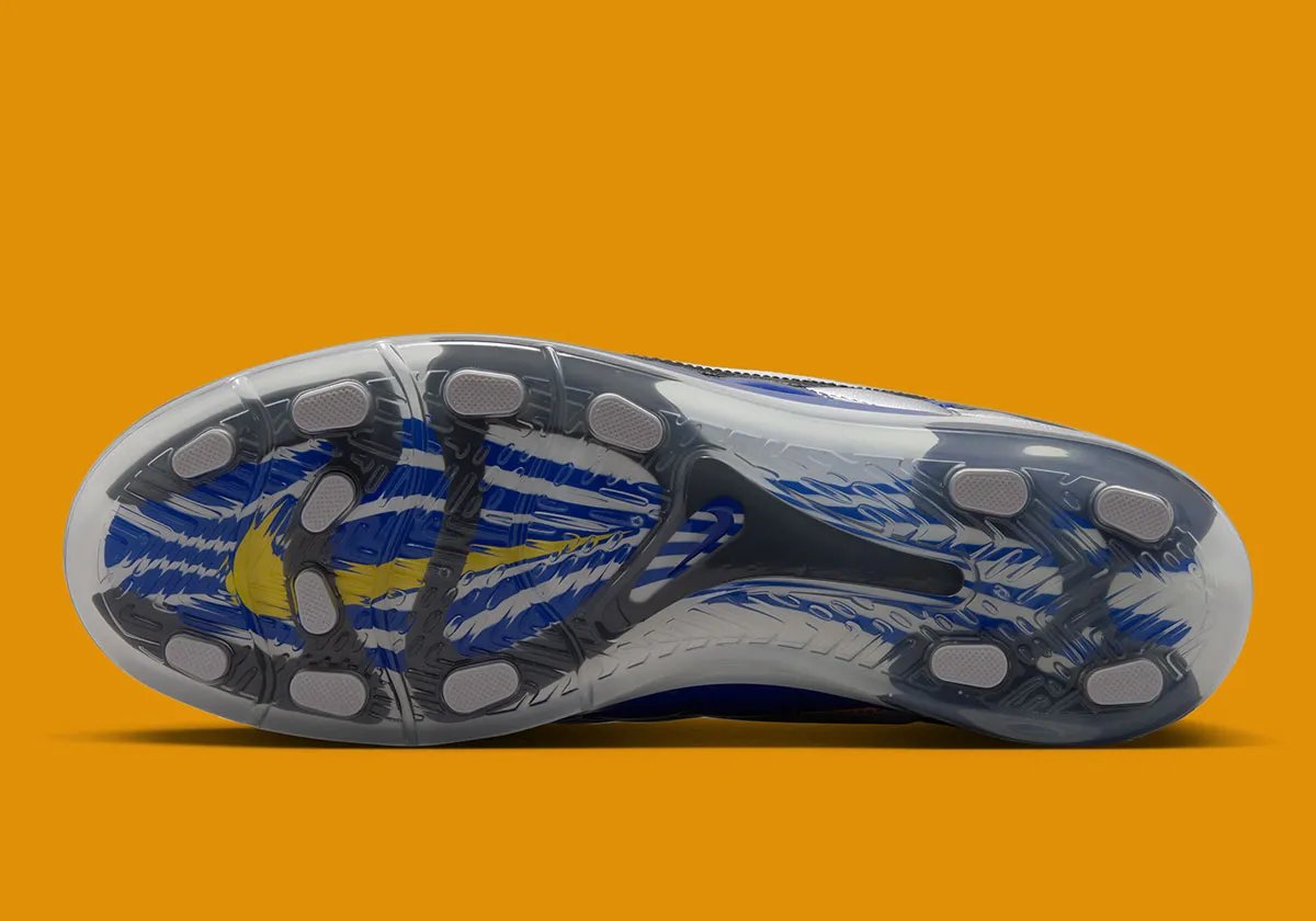 Nike Cryoshot Mercurial Vapor R9 in original Brazil blue and yellow colorway, lifestyle sneaker inspired by Ronaldo Nazário's 1998 World Cup boot - detail view 2
