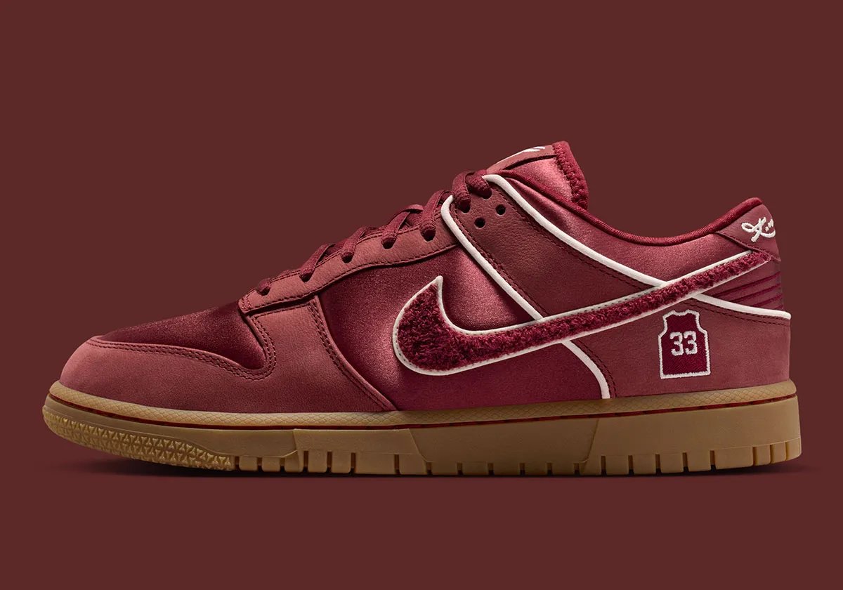 Nike Dunk Low in Lower Merion High School colorway honoring Kobe Bryant's prep career - detail view 1