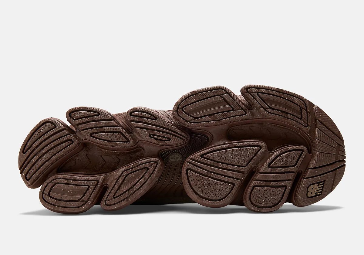 New Balance 2000L in Thunder Brown colorway, showcasing leather paneling and ABZORB cushioning - detail view 2