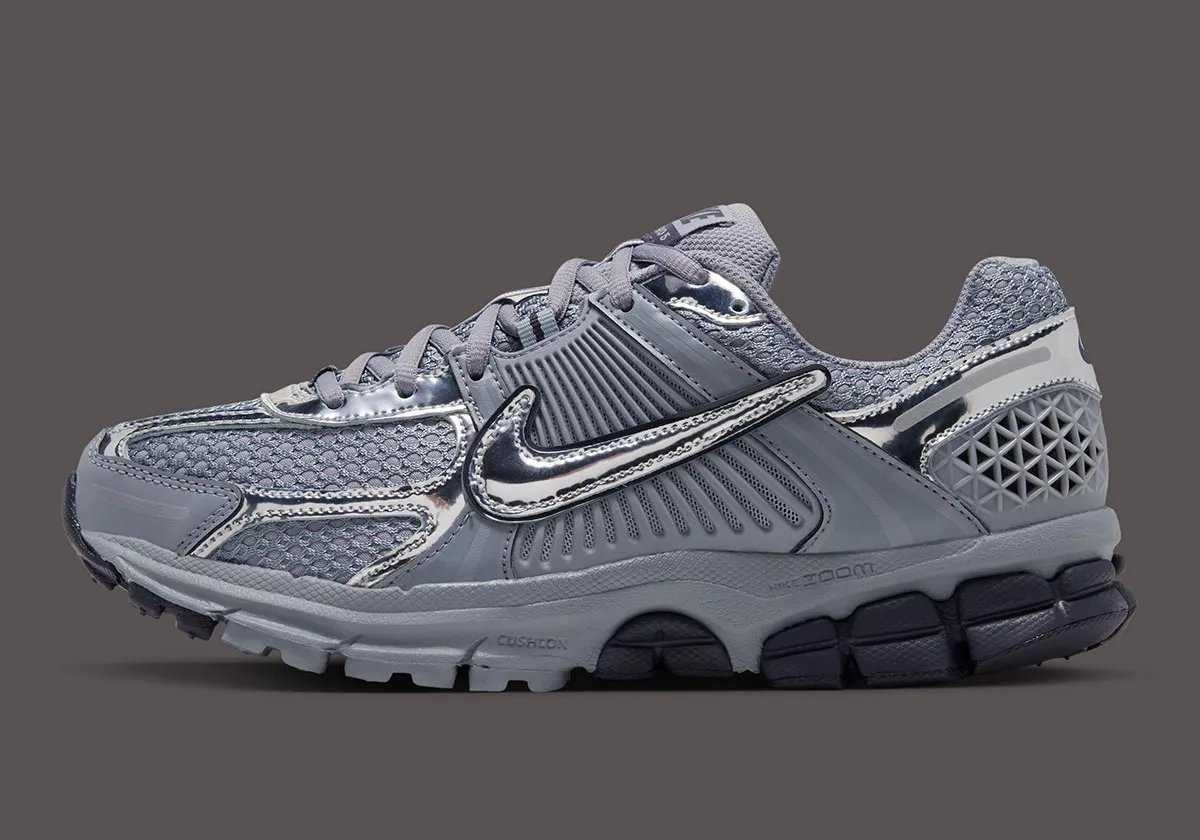 Nike Zoom Vomero 5 Gridiron in dark grey with reflective chrome overlays and black traction unit - detail view 1