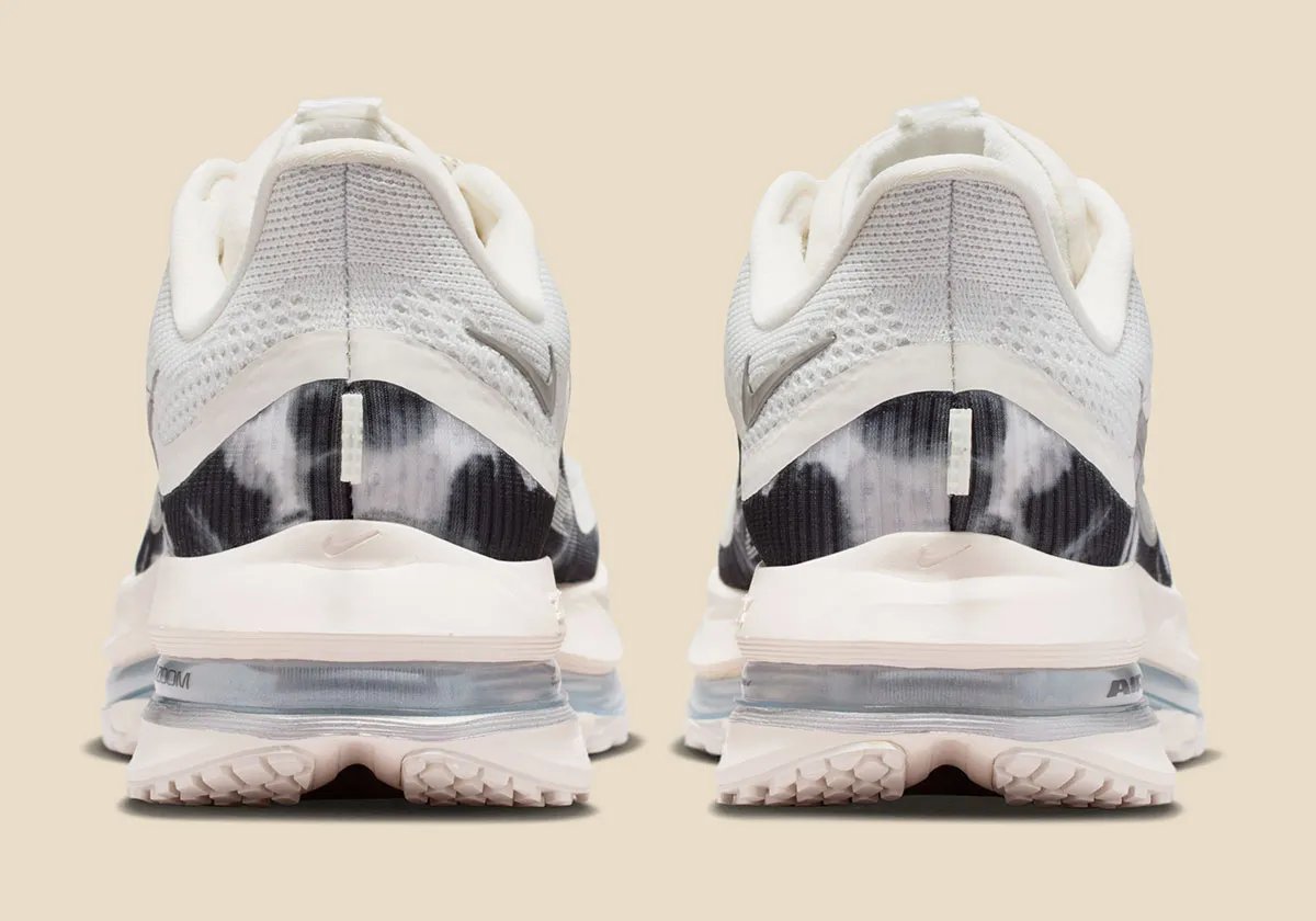 Nike Pegasus Premium in Phantom with smoky Anthracite and Pencil Point print pattern on the upper - detail view 5