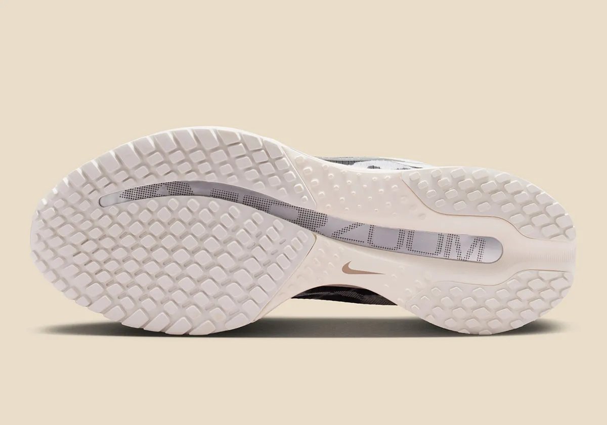 Nike Pegasus Premium in Phantom with smoky Anthracite and Pencil Point print pattern on the upper - detail view 2